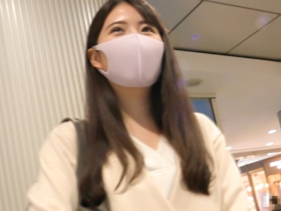 【マスク美人の巨乳誘惑】『感じちゃう…』大きなおっぱいが眩しいお姉さんがパイパンマンコを激しく責められ、ビンビンチンコで突きまくられる！美巨乳と敏感ボディが乱れるエロすぎるセックス♡