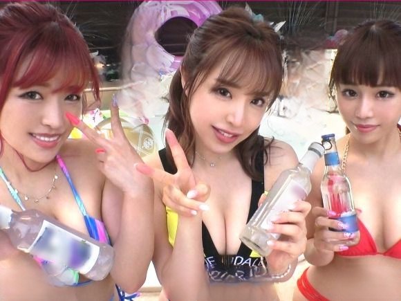 【爆乳Gカップ女子たちの乱れ祭り】 野外で大胆露出！ 開放感MAXの青姦でイキまくり♡ 部屋でもエロエロ大騒ぎ！