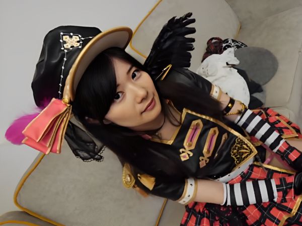 【アイドル20歳、初体験の快感！】コスプレ衣装のままエッチな着衣プレイ！騎乗位で感じまくり、正常位では連続絶頂！ アイドルが魅せる、本気のイキ顔がエロすぎる！♡