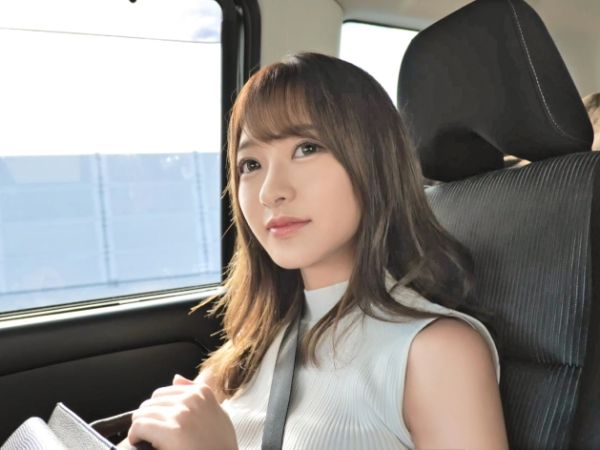 【宅配美少女】『ドキドキしちゃう…』スレンダー美少女が素人男性宅へ直送！甘いキスから始まるフェラご奉仕→恋人つなぎで激しく腰振り！華奢なボディが揺れる猛烈ピストンに悶絶必至♡